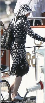 组图：56岁麦当娜黑白运动混搭现身 登游艇出海