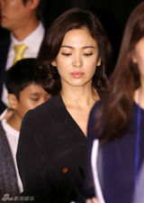 组图：宋慧乔逃税首露面　鞠躬道歉:对不起大家