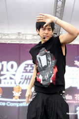 幻灯图：唐禹哲与彭于晏扮帅气选手大玩街舞