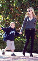 幻灯图集：瑞茜-威瑟斯彭带儿子迪肯外出游玩