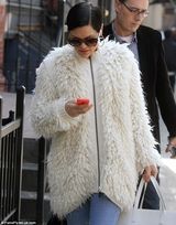 组图：Jessie J北极熊外套出街 心情晴朗笑容甜