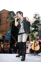 高清组图：张芸京新碟造型惊艳 台北签售见歌迷