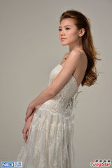 组图：周秀娜拍广告着晚装优雅 难忘新人回忆