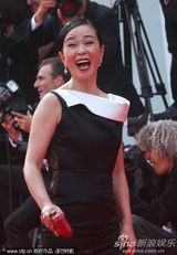 组图：金基德《圣殇》首映 赵敏秀性感长裙秀香肩