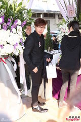 组图：胡瓜母亲告别式 张菲高凌风现身哀悼