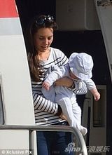 组图：凯特携小王子出国度假 小家伙壮实脸嘟嘟