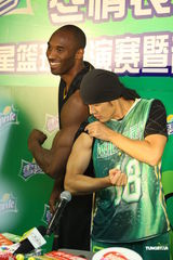 组图：明星篮球赛上海举行 周杰伦科比精彩互动