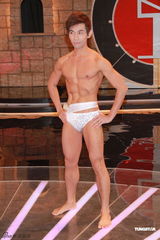 组图：亚洲先生订制水晶泳裤半裸大秀健美肌肉