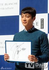 组图：BEAST出席粉丝签名会休闲装显亲和