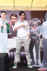 组图：严爵健身登高冒冷汗自嘲怕死