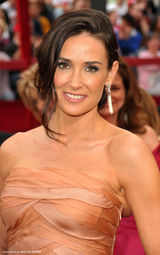 高清组图：奥斯卡红毯 黛咪-摩尔优雅亮相笑容迷人