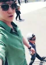 组图：最帅潮爸萌娃走红 潮萌不输林志颖父子