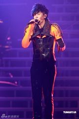 幻灯图：罗志祥个唱舞动红馆 杨丞琳任嘉宾遭强吻