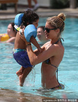 组图：超模科洛斯携子戏水 比基尼秀辣妈好身材