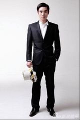 组图：贺德光鬼马写真玩搞怪 着深V衬衫秀胸肌