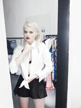 组图：90后歌手费雷拉写真 冷艳妆容上身激凸