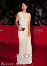 组图：李贤宇金素妍等星亮相釜山电影节开幕式