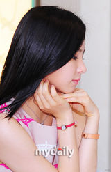 组图：韩星申世京代言签售 亮相粉裙显娇俏可爱