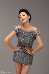 组图：杜若溪红唇大片妩媚露美背