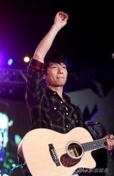 幻灯：陈楚生领衔沙滩音乐会 透露想在家乡开个唱