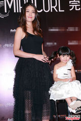 组图：陈慧琳吊带纱裙出镜 台上与萌萝莉互动