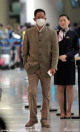 组图：王志文穿中山装现身机场 戴口罩变路人甲