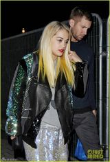 瑞塔-奥拉与型男DJ牵手 小鸟依人幸福浅笑(图)