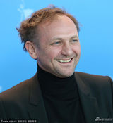 组图：《因何之名》发布会 女导演热搂两男主角