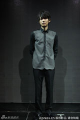 组图：古川雄辉亮相上海 灰黑衬衫笑容羞涩