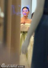 幻灯图：应采儿甜蜜试婚纱款式素雅 传11月摆喜酒