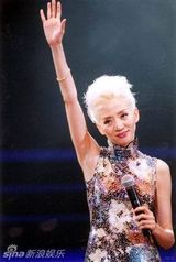 策划：回顾梅艳芳经典舞台 百变造型成传奇