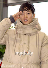 幻灯：张佑赫金钟民正式退伍 行军礼精神抖擞