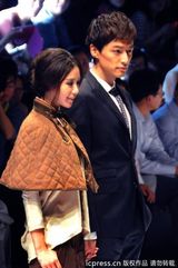 组图：刘诗诗牵手胡歌走秀 称与杨幂永远是朋友