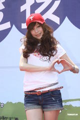 组图：王心凌撇绯闻做公益 带小朋友开心过节