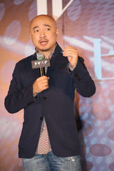 组图：《催眠大师》徐峥空降上海 请导演吃汤包