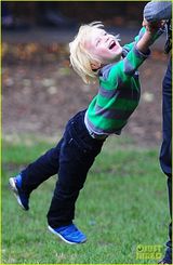 组图：娜奥米-沃兹与老公情侣装出游 可爱儿子缠老爸