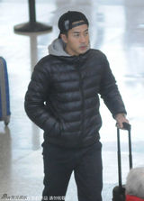组图：刘恺威暂别杨幂忙工作 步履从容神色淡定