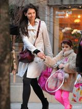 组图：凯蒂带女儿打网球 苏瑞抱粉色球拍亮相