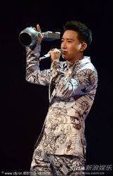 组图：韩庚摘EMA全球艺人奖 花纹西装帅气