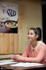 组图：韩星IU全新写真水蓝色洋溢清新