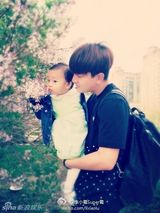 组图：李小璐晒素颜自拍 女儿闻花香样貌可爱