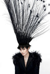 组图：李宇春大片戴羽冠高冷 透明镶钻装秀蛮腰