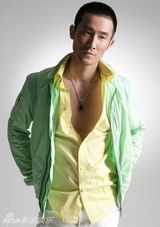 幻灯图：奇道拍春季时尚大片 硬汉展现顽皮一面