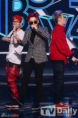 组图：INFINITE《音乐中心》夺冠 金素贤主持