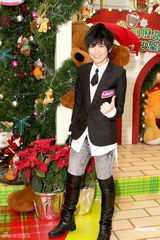 组图：张芸京香港办签唱会与歌迷亲密接触