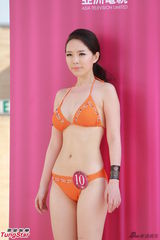 组图：亚姐大秀比基尼 黄一晴巨乳突出重围