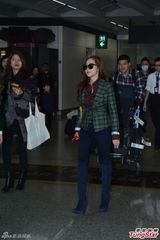 组图：朴敏英香港看秀 穿鱼尾裙秀事业线