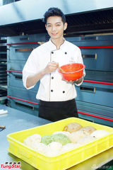 组图：辰亦儒化身面包师 与宅男女神合作