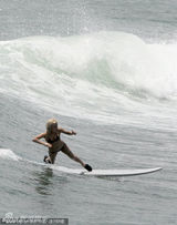 组图：Gaga穿比基尼巨乳狂压冲浪板 水中豪放脱衣