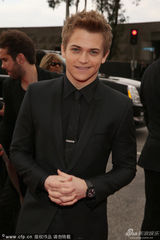 组图：乡村乐小正太亨特-海耶斯亮相红毯